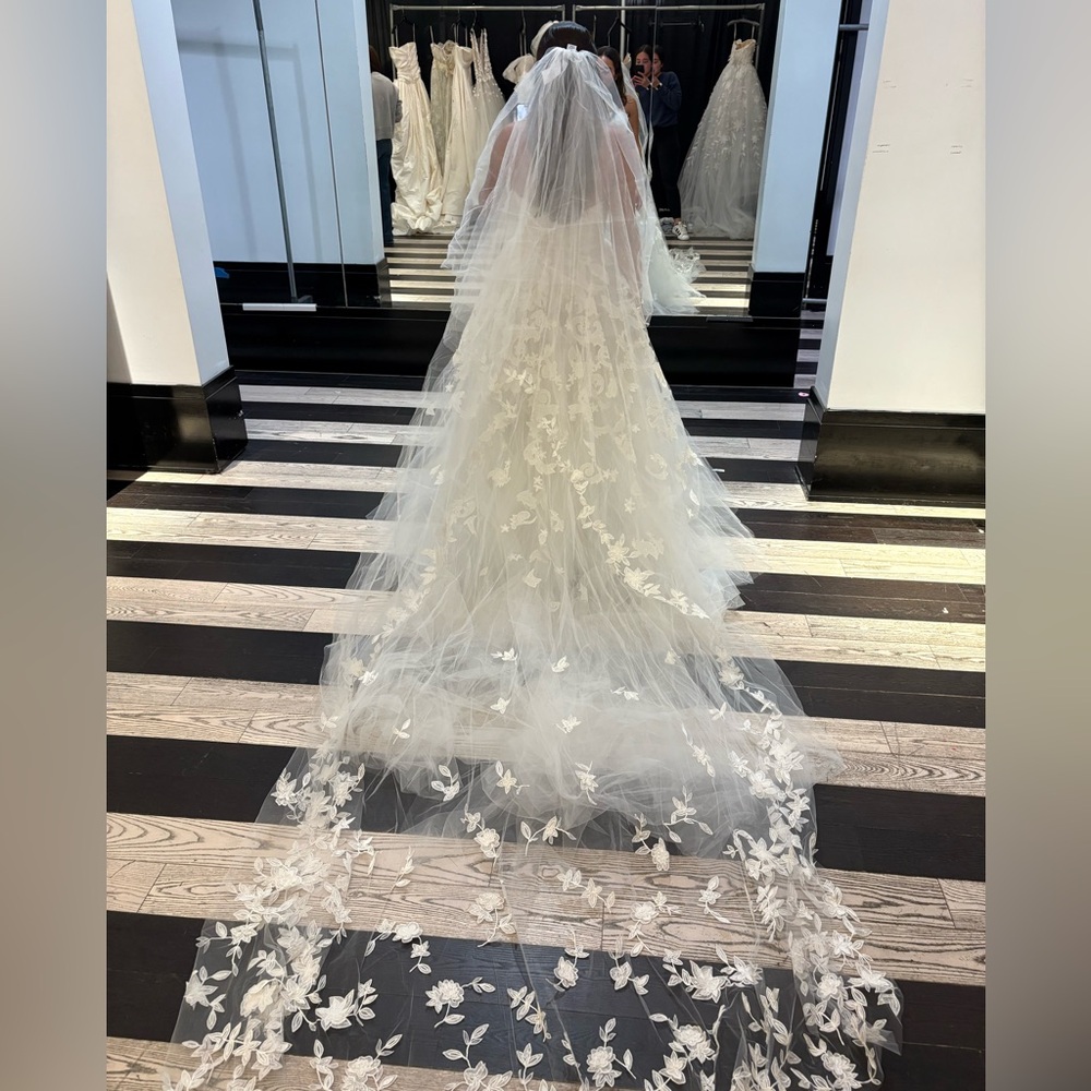 BRAND NEW Oscar De La Renta Wedding Dress AND Veil - Picture 2 of 4